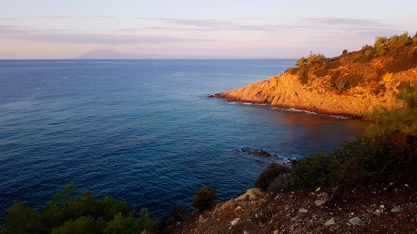 20190921_072812.jpg - V pozadí Athos (2033m) (Chalkidiki)